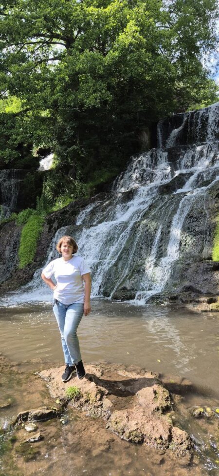 Альона біля водоспаду Джурин